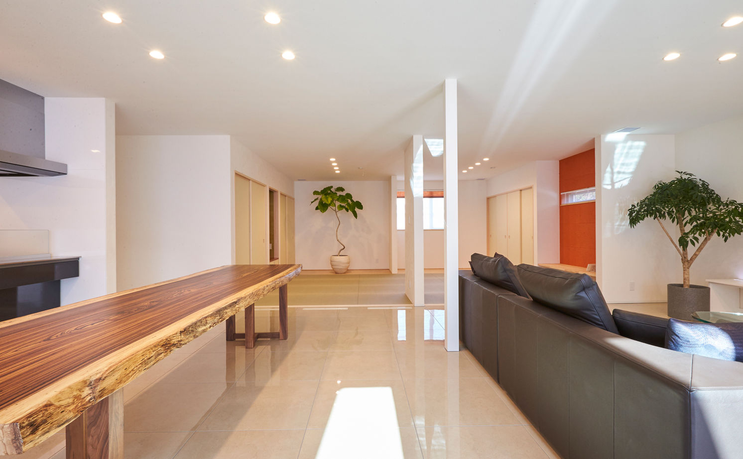 チェックハウス 【平屋/インナーガレージ/全館空調】シンプルモダン＆ラグジュアリー。リゾートライクなかっこいい平屋の建築実例画像8