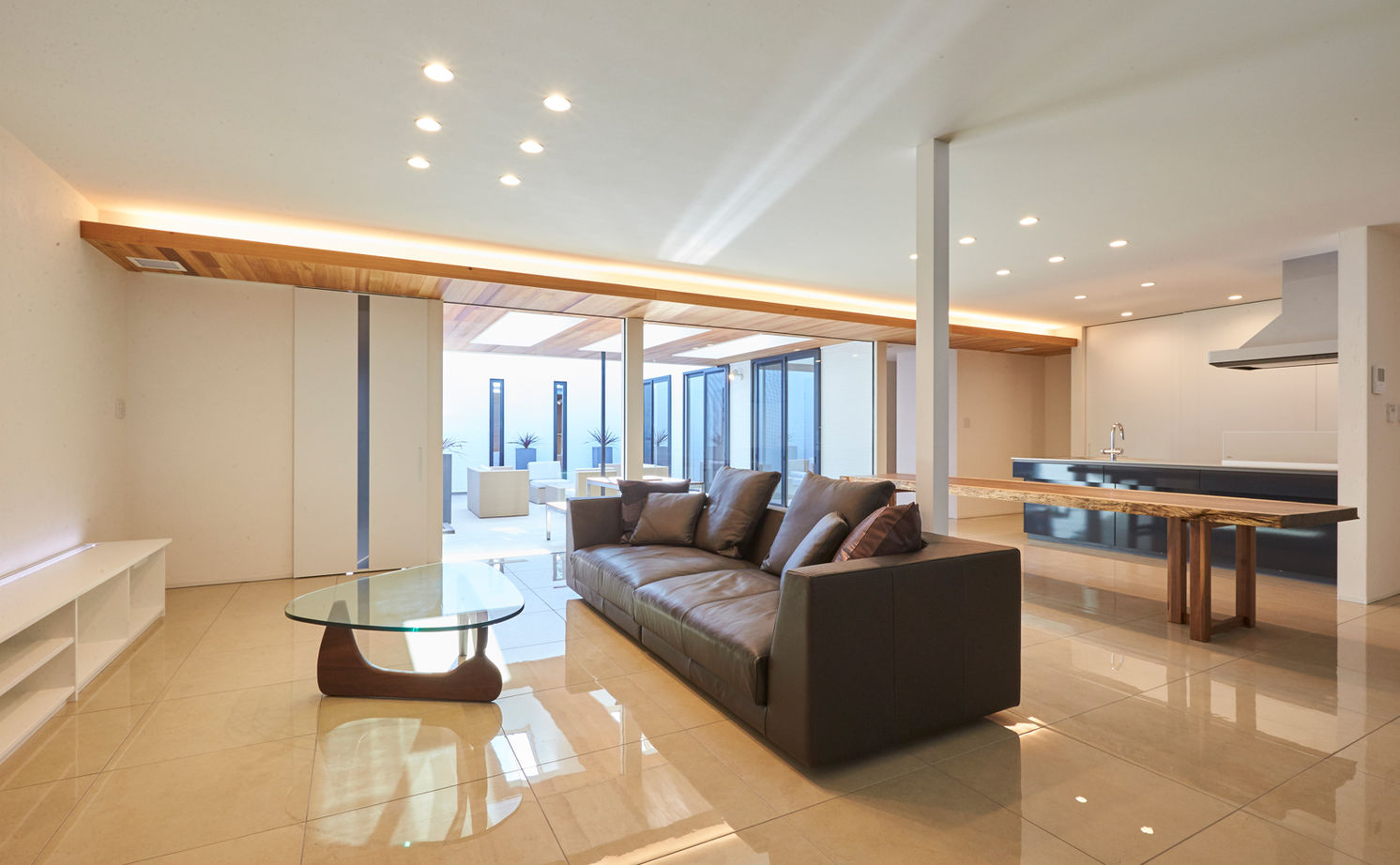 チェックハウス 【平屋/インナーガレージ/全館空調】シンプルモダン＆ラグジュアリー。リゾートライクなかっこいい平屋の建築実例画像9