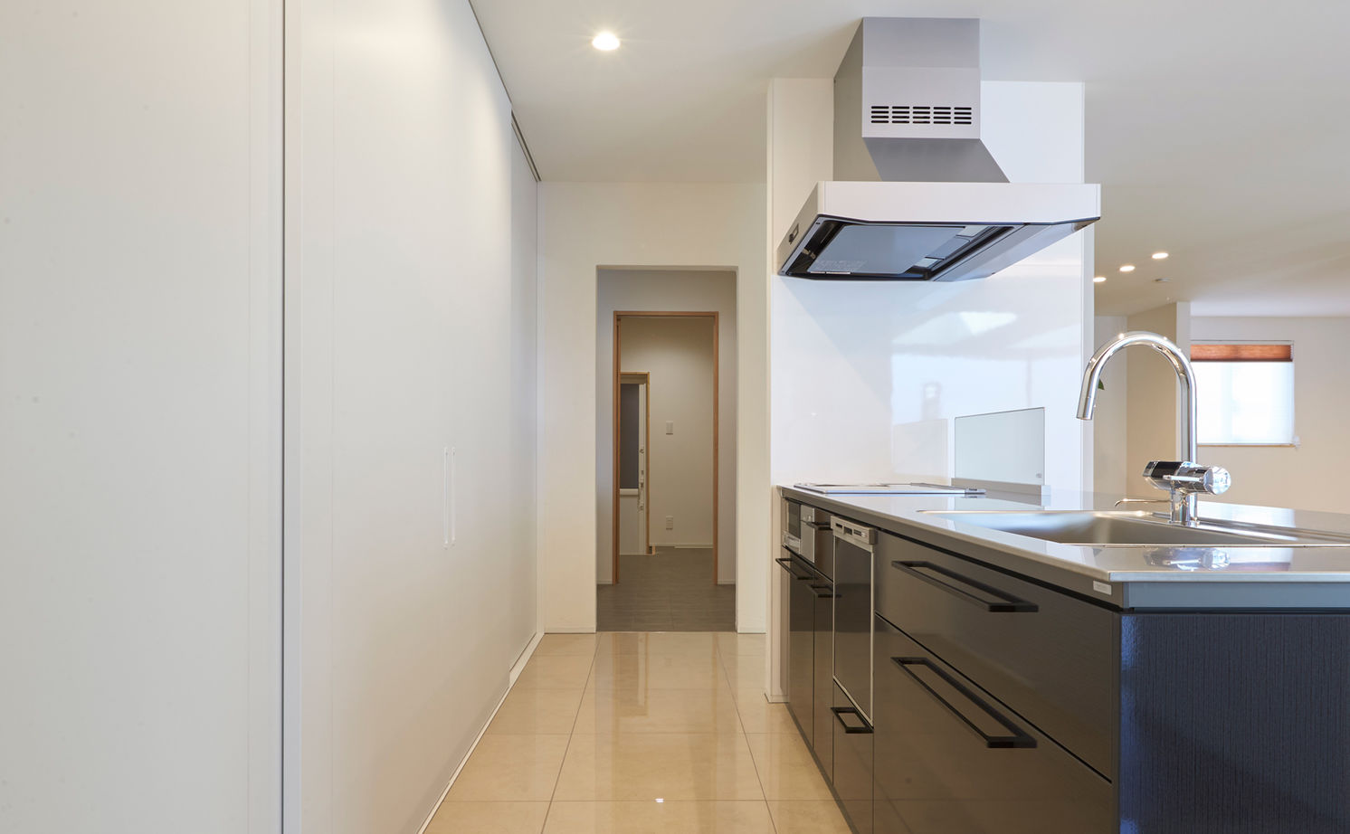 チェックハウス 【平屋/インナーガレージ/全館空調】シンプルモダン＆ラグジュアリー。リゾートライクなかっこいい平屋の建築実例画像11