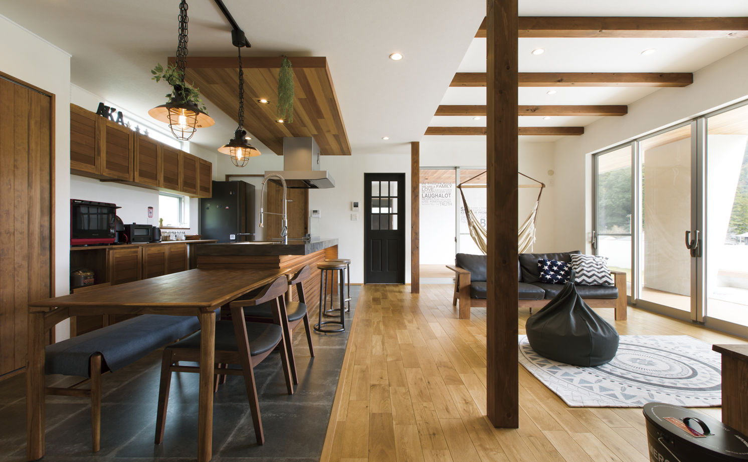 チェックハウス 【2000万円台/40坪台/3LDK】イメージはビーチリゾート。「間取りと収納の工夫で家事も子育てもスムーズに」の建築実例画像2