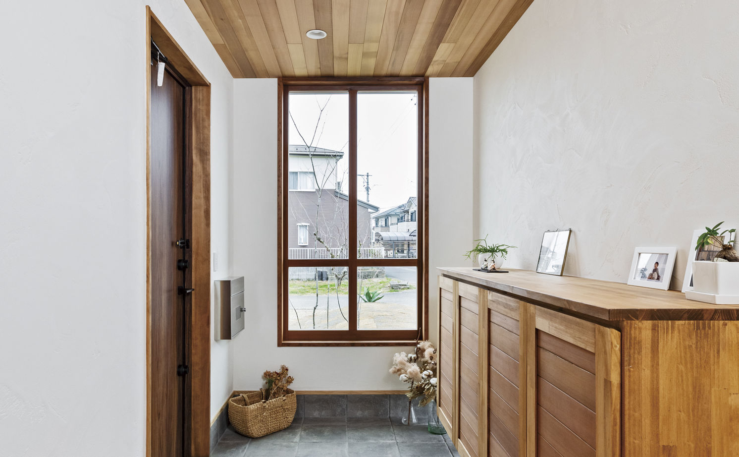 チェックハウス 【平屋/2000万円台/30坪台/間取り図】建築家がデザインした大きな木製窓。自然素材×グレーのシンプルな平屋の建築実例画像2