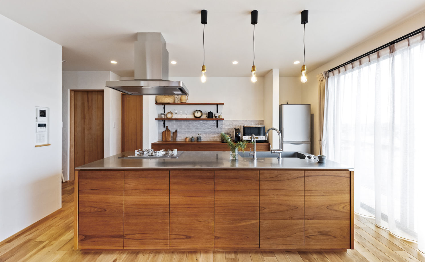 チェックハウス 【平屋/2000万円台/30坪台/間取り図】建築家がデザインした大きな木製窓。自然素材×グレーのシンプルな平屋の建築実例画像3