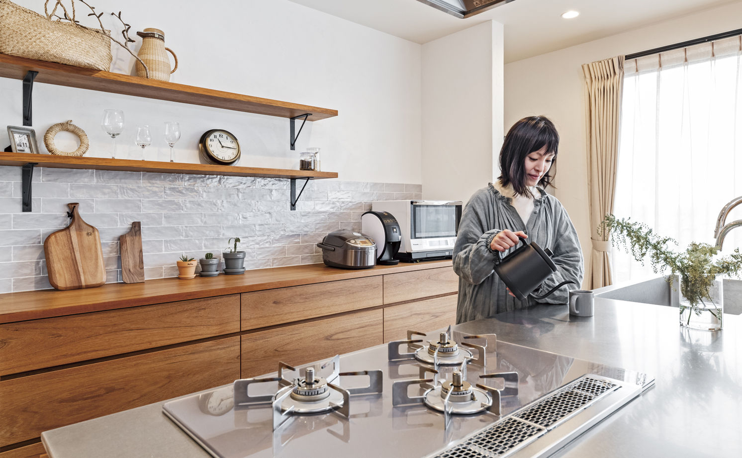 チェックハウス 【平屋/2000万円台/30坪台/間取り図】建築家がデザインした大きな木製窓。自然素材×グレーのシンプルな平屋の建築実例画像4