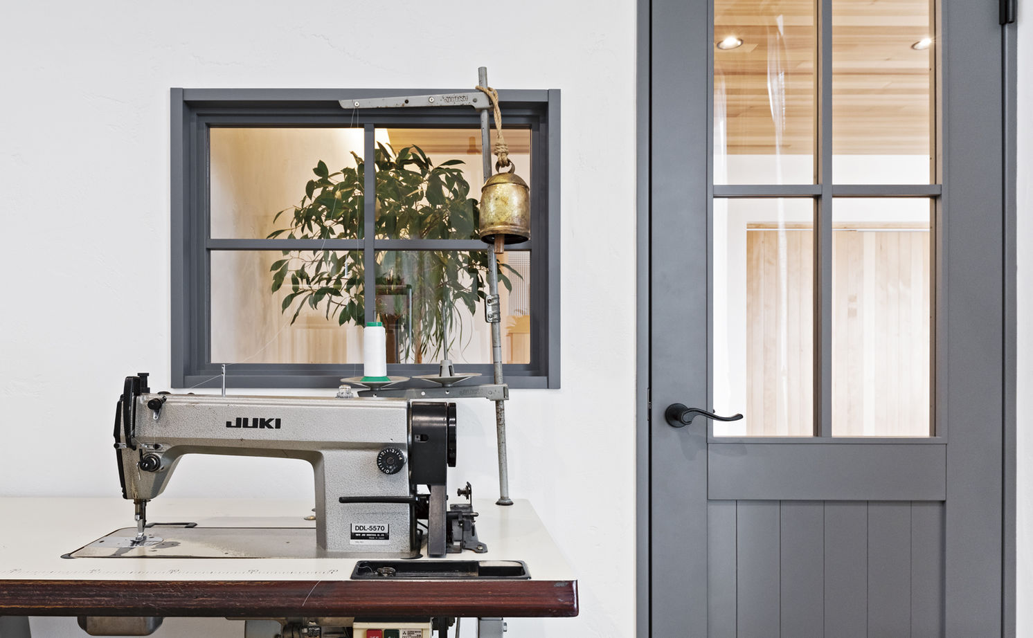 チェックハウス 【平屋/2000万円台/30坪台/間取り図】建築家がデザインした大きな木製窓。自然素材×グレーのシンプルな平屋の建築実例画像5