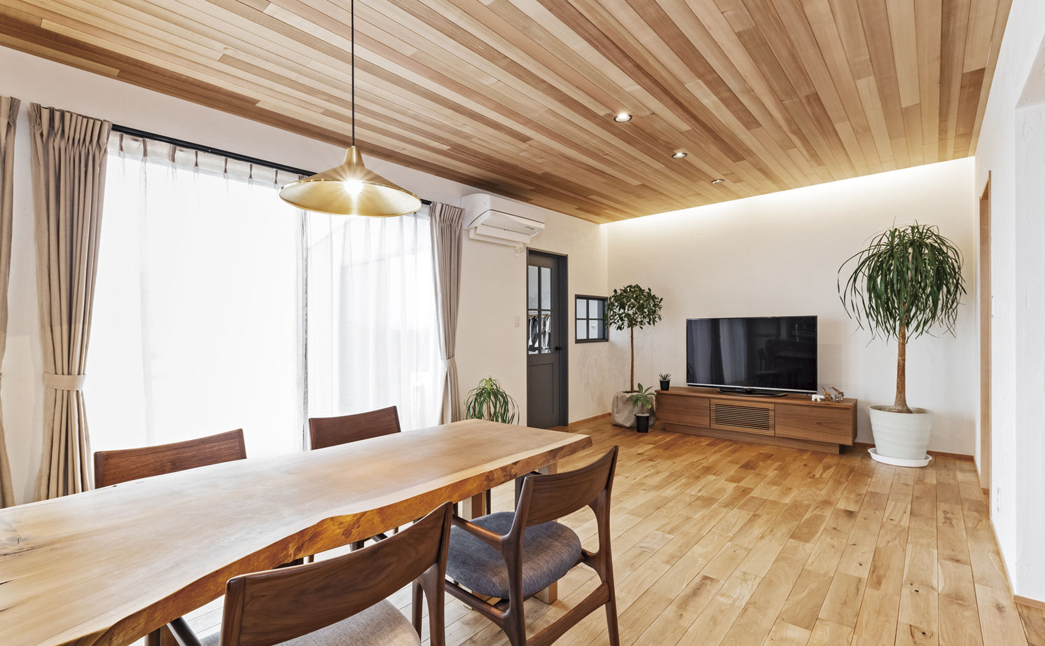 チェックハウス 【平屋/2000万円台/30坪台/間取り図】建築家がデザインした大きな木製窓。自然素材×グレーのシンプルな平屋の建築実例画像6