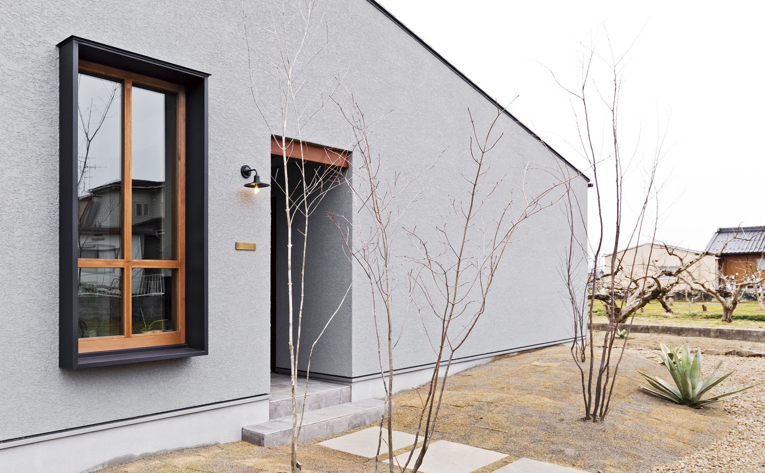 チェックハウス 【平屋/2000万円台/30坪台/間取り図】建築家がデザインした大きな木製窓。自然素材×グレーのシンプルな平屋の建築実例画像8