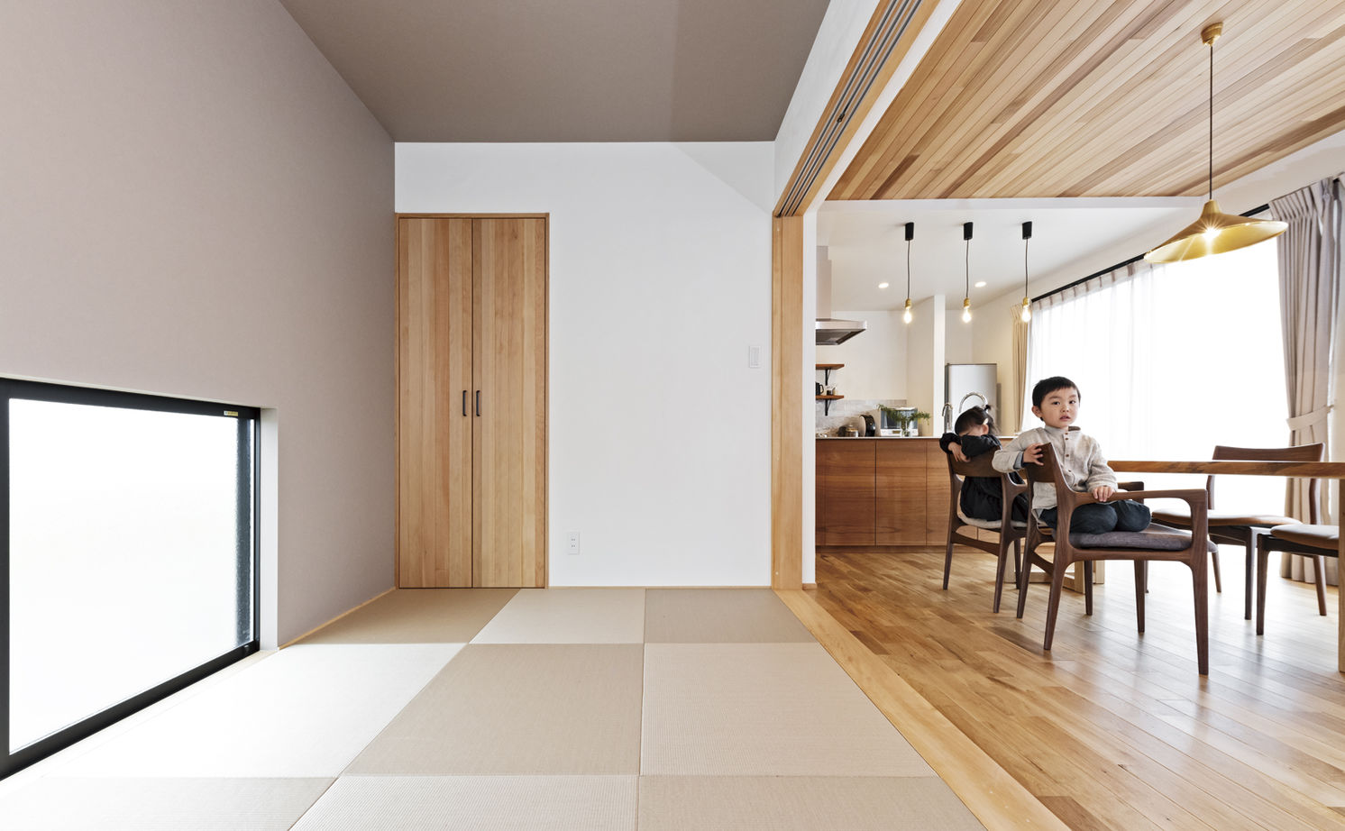 チェックハウス 【平屋/2000万円台/30坪台/間取り図】建築家がデザインした大きな木製窓。自然素材×グレーのシンプルな平屋の建築実例画像9