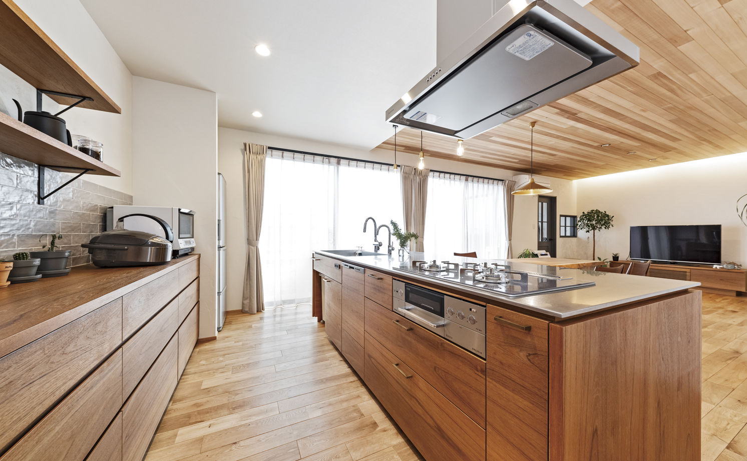 チェックハウス 【平屋/2000万円台/30坪台/間取り図】建築家がデザインした大きな木製窓。自然素材×グレーのシンプルな平屋の建築実例画像13