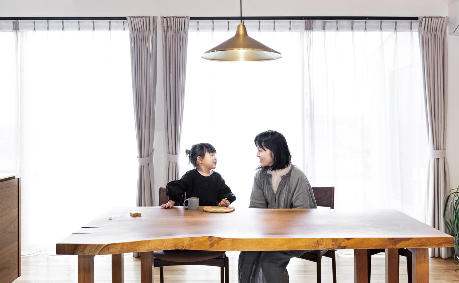 チェックハウス 【平屋/2000万円台/30坪台/間取り図】建築家がデザインした大きな木製窓。自然素材×グレーのシンプルな平屋の建築実例画像14