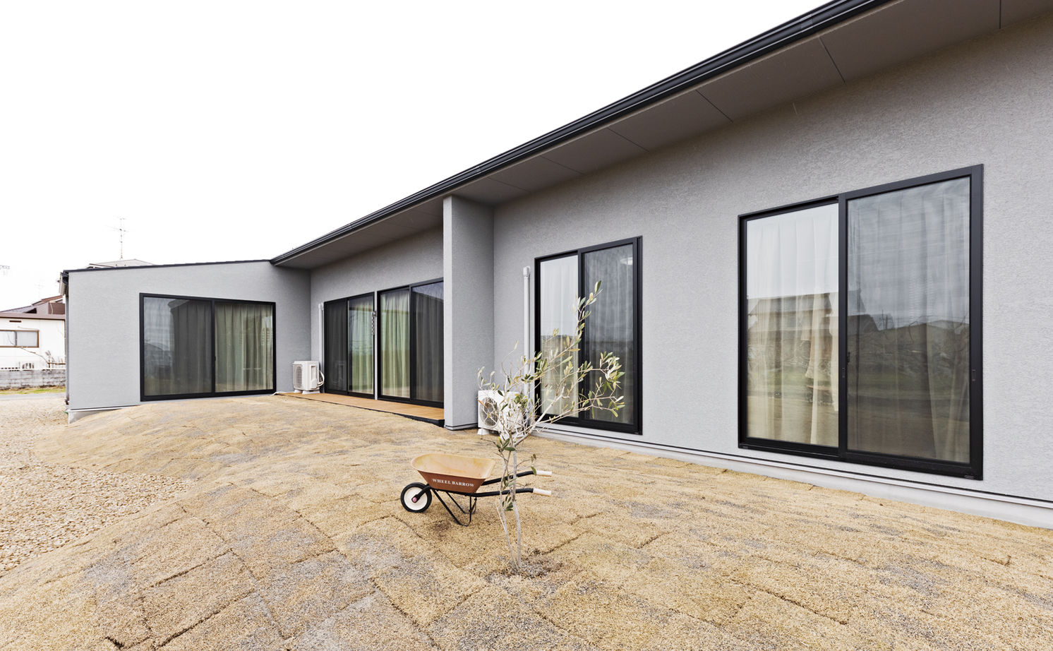 チェックハウス 【平屋/2000万円台/30坪台/間取り図】建築家がデザインした大きな木製窓。自然素材×グレーのシンプルな平屋の建築実例画像15