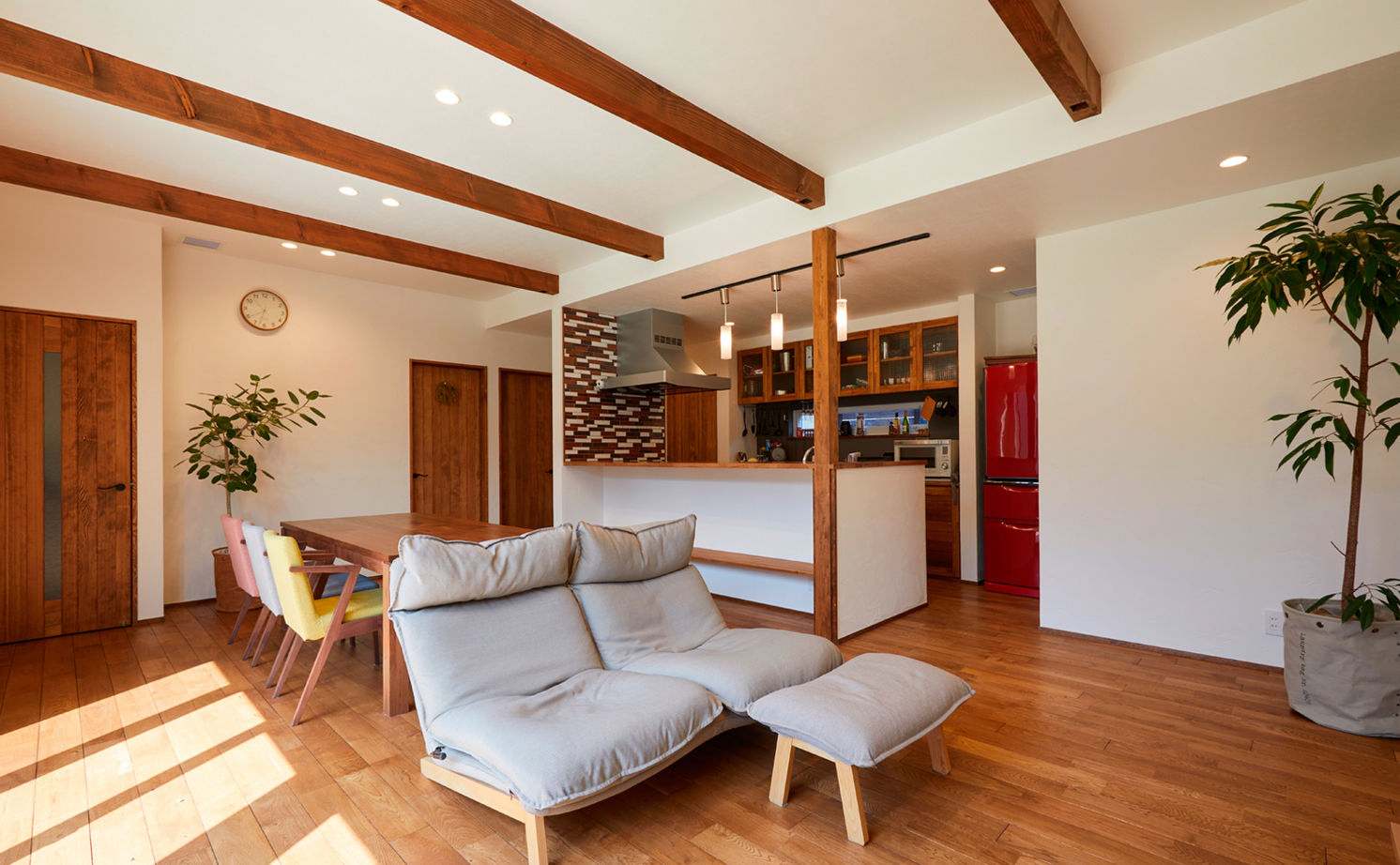 チェックハウス 【平屋/40坪台/ガレージ/間取り図】全館空調で家の中はまるでリゾート。中庭や仲間と過ごす「離れ」もの建築実例画像2