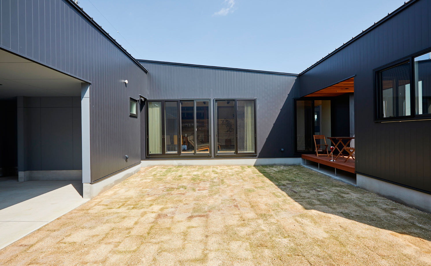 チェックハウス 【平屋/40坪台/ガレージ/間取り図】全館空調で家の中はまるでリゾート。中庭や仲間と過ごす「離れ」もの建築実例画像3