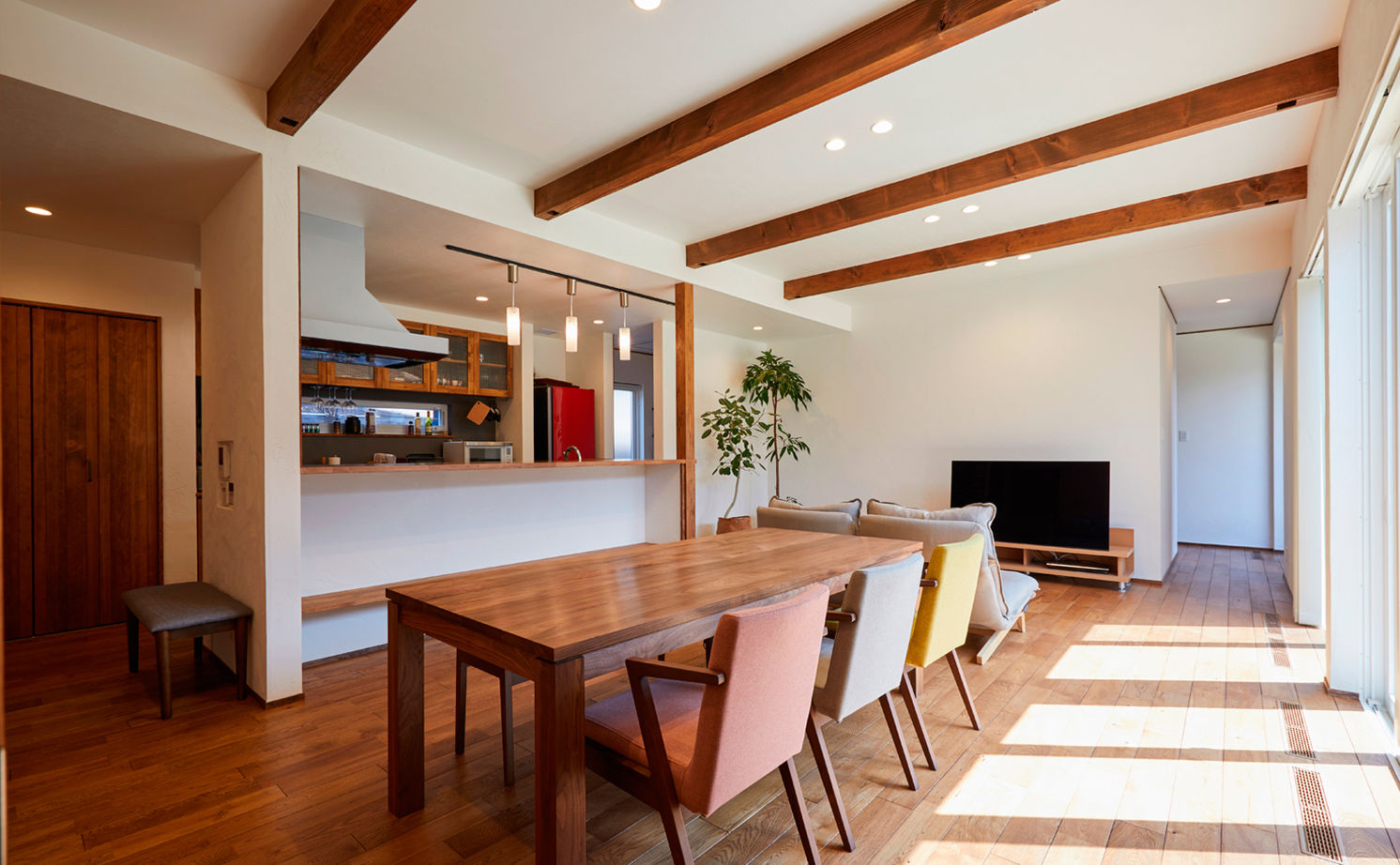 チェックハウス 【平屋/40坪台/ガレージ/間取り図】全館空調で家の中はまるでリゾート。中庭や仲間と過ごす「離れ」もの建築実例画像4