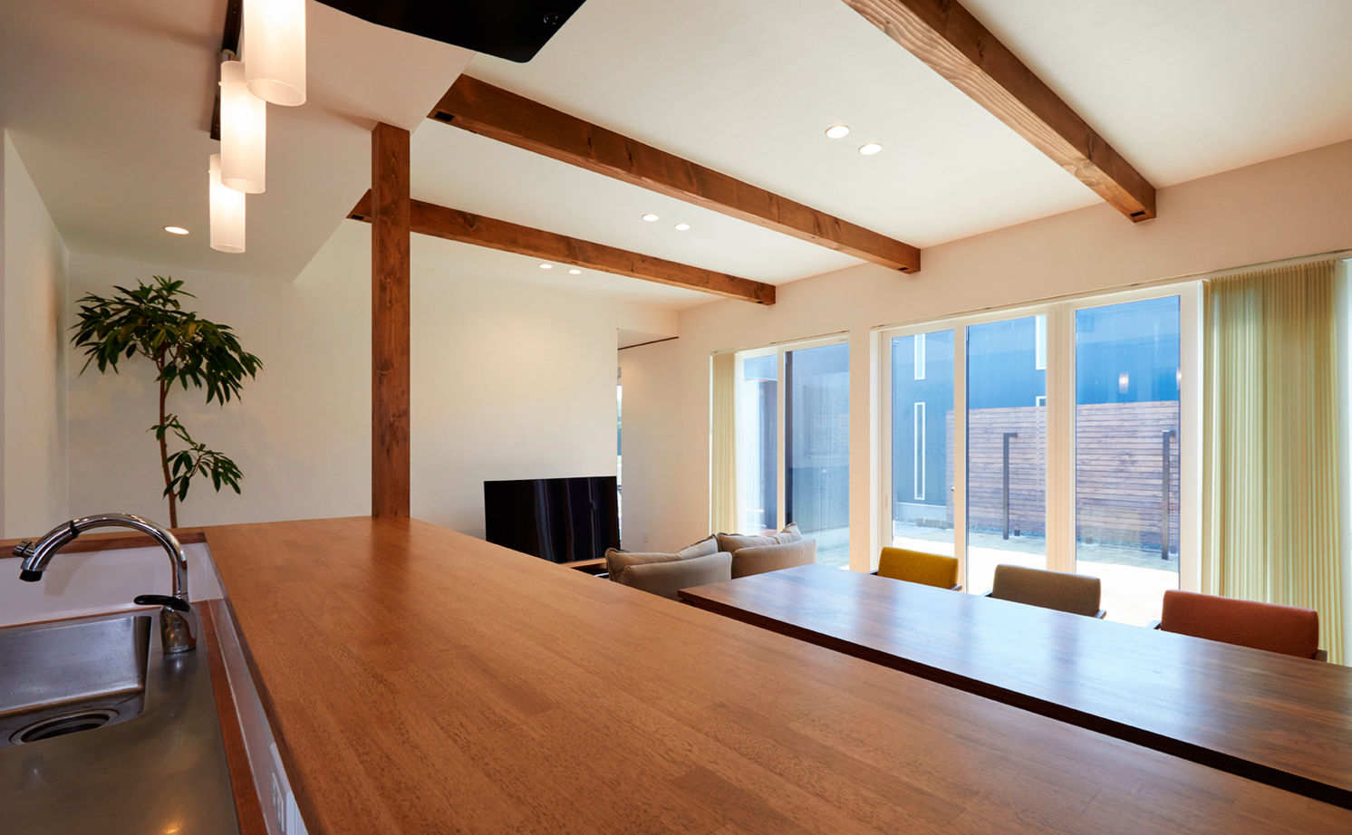 チェックハウス 【平屋/40坪台/ガレージ/間取り図】全館空調で家の中はまるでリゾート。中庭や仲間と過ごす「離れ」もの建築実例画像9