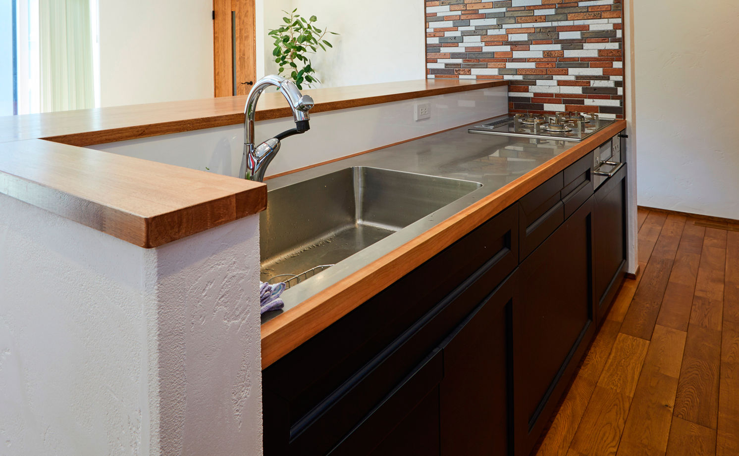 チェックハウス 【平屋/40坪台/ガレージ/間取り図】全館空調で家の中はまるでリゾート。中庭や仲間と過ごす「離れ」もの建築実例画像13