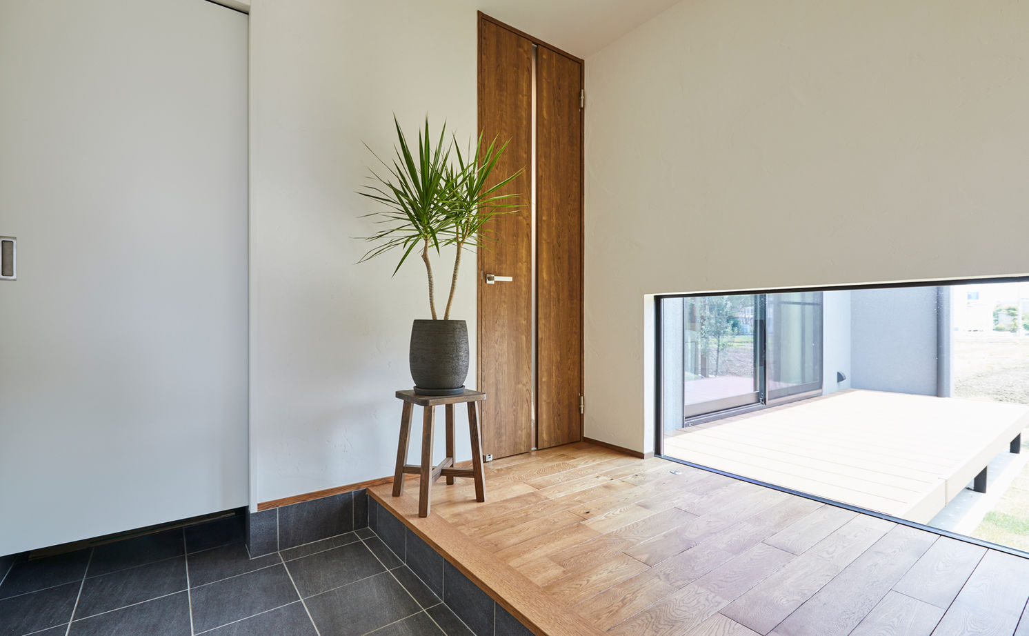 チェックハウス 【インナーガレージ/中庭】吹抜けリビングは開放感たっぷり。シンプルモダン＆ラグジュアリーな２階建の建築実例画像5