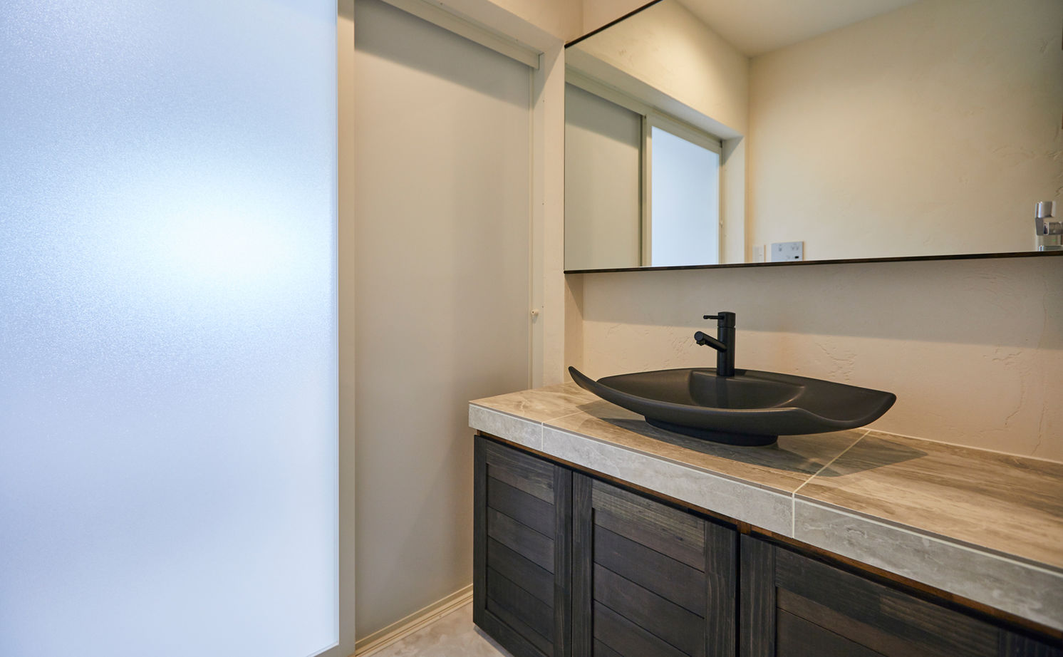 チェックハウス 【インナーガレージ/中庭】吹抜けリビングは開放感たっぷり。シンプルモダン＆ラグジュアリーな２階建の建築実例画像6