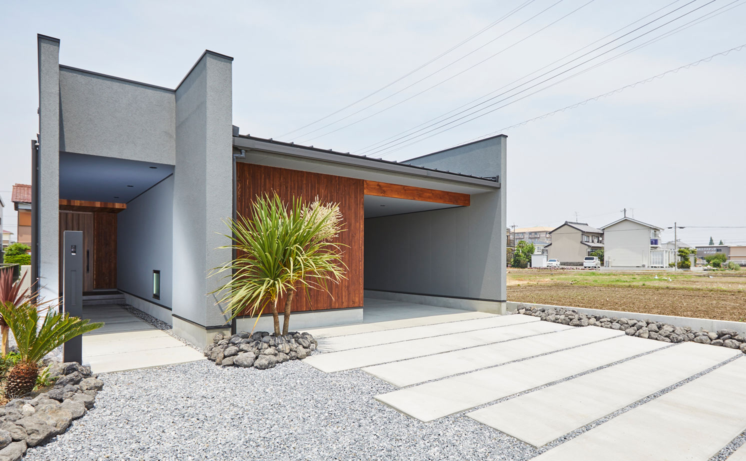 チェックハウス 【インナーガレージ/中庭】吹抜けリビングは開放感たっぷり。シンプルモダン＆ラグジュアリーな２階建の建築実例画像7