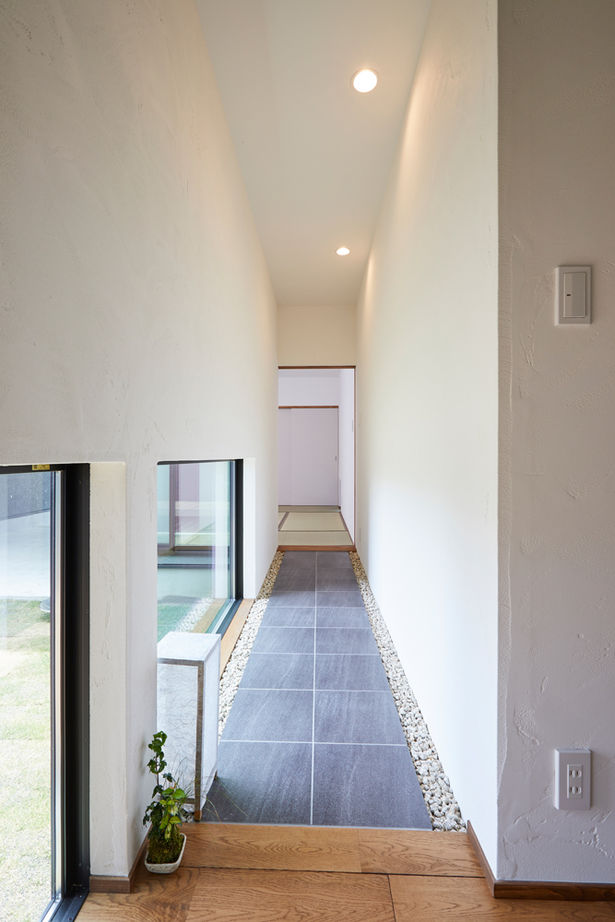 チェックハウス 【インナーガレージ/中庭】吹抜けリビングは開放感たっぷり。シンプルモダン＆ラグジュアリーな２階建の建築実例画像8