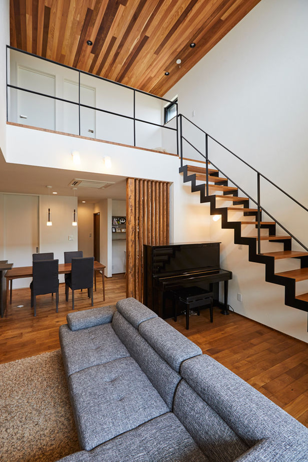 チェックハウス 【インナーガレージ/中庭】吹抜けリビングは開放感たっぷり。シンプルモダン＆ラグジュアリーな２階建の建築実例画像9