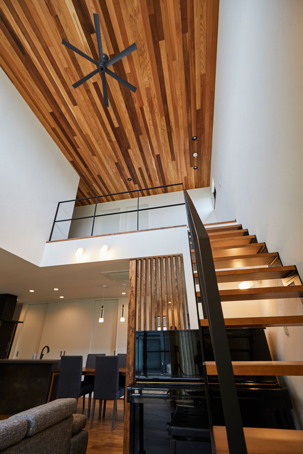 チェックハウス 【インナーガレージ/中庭】吹抜けリビングは開放感たっぷり。シンプルモダン＆ラグジュアリーな２階建の建築実例画像12