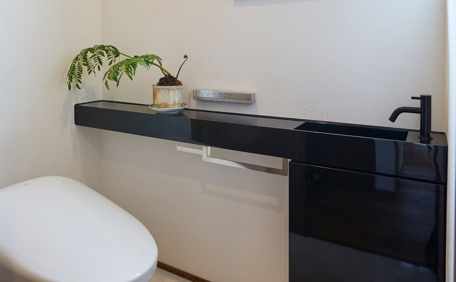 チェックハウス 【インナーガレージ/中庭】吹抜けリビングは開放感たっぷり。シンプルモダン＆ラグジュアリーな２階建の建築実例画像13