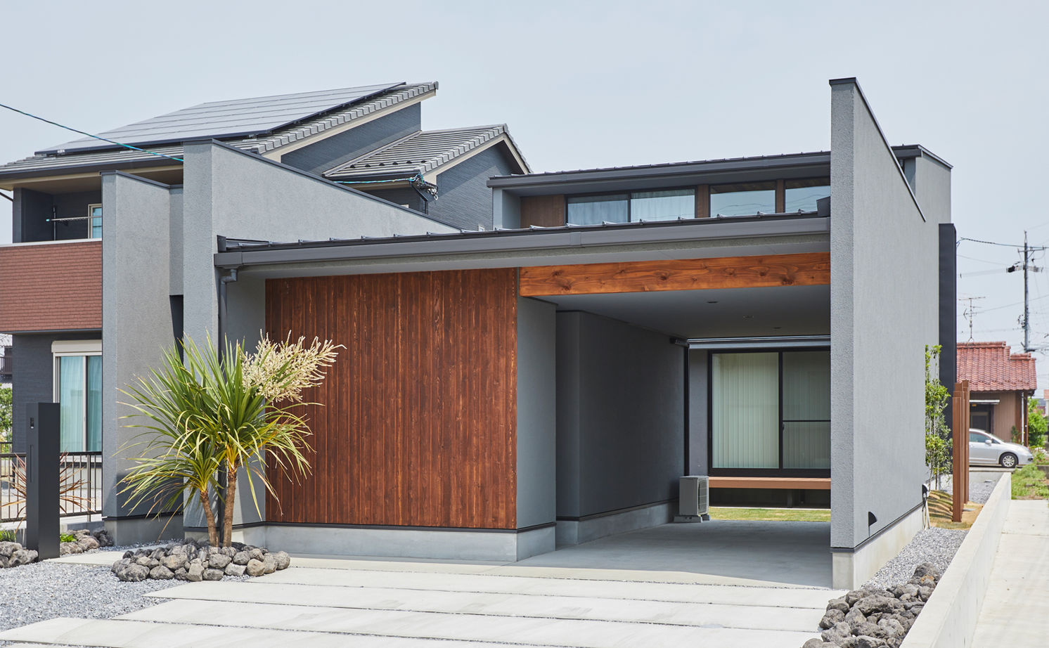 チェックハウス 【インナーガレージ/中庭】吹抜けリビングは開放感たっぷり。シンプルモダン＆ラグジュアリーな２階建の建築実例画像14