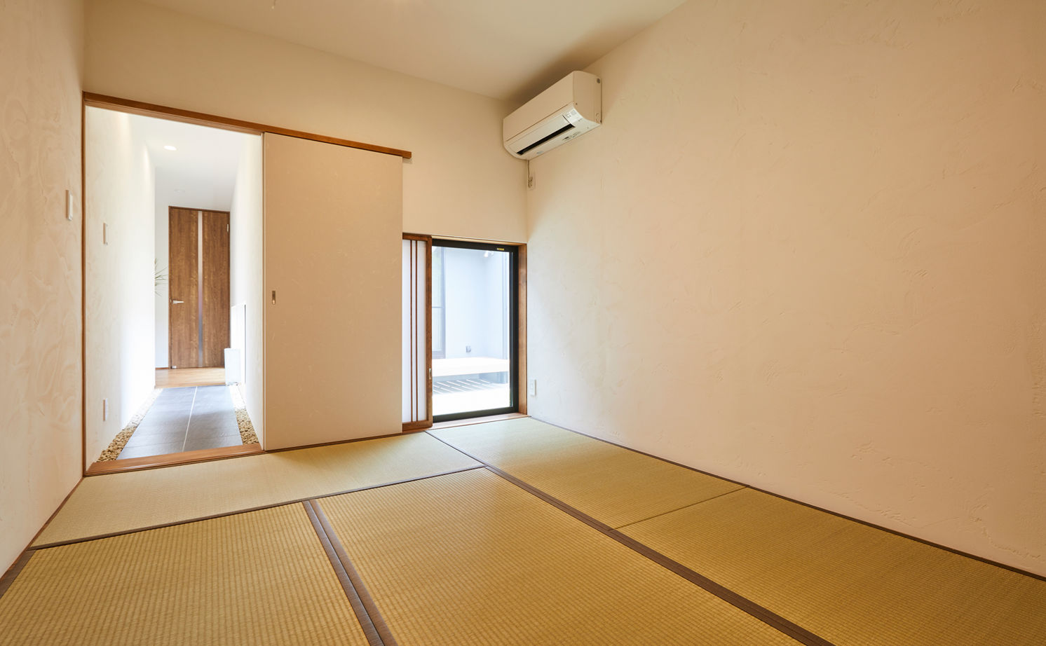 チェックハウス 【インナーガレージ/中庭】吹抜けリビングは開放感たっぷり。シンプルモダン＆ラグジュアリーな２階建の建築実例画像15