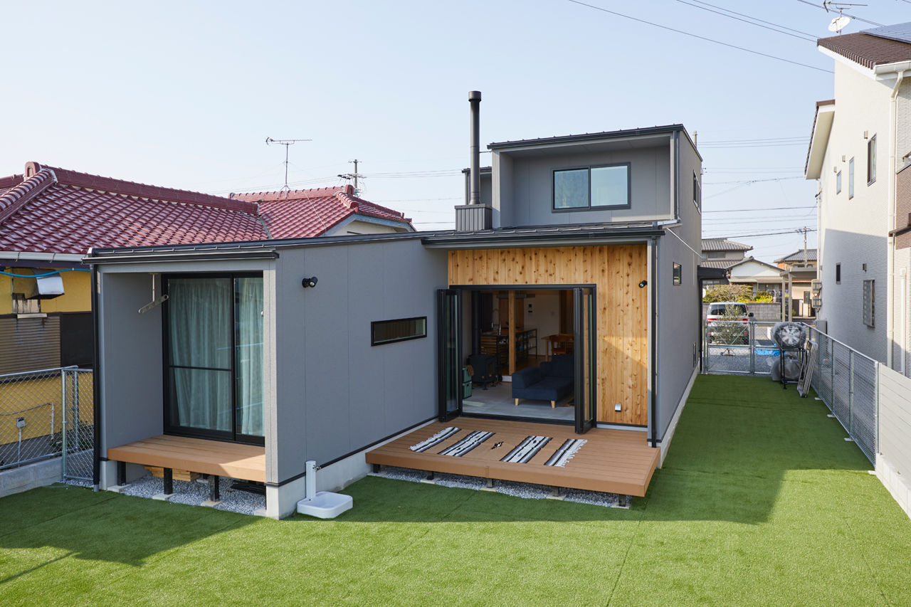 チェックハウス 【30坪台/土間のある家/薪ストーブ/ウッドデッキ】庭から靴のままリビングへ。平屋に見える2階建ての建築実例画像2