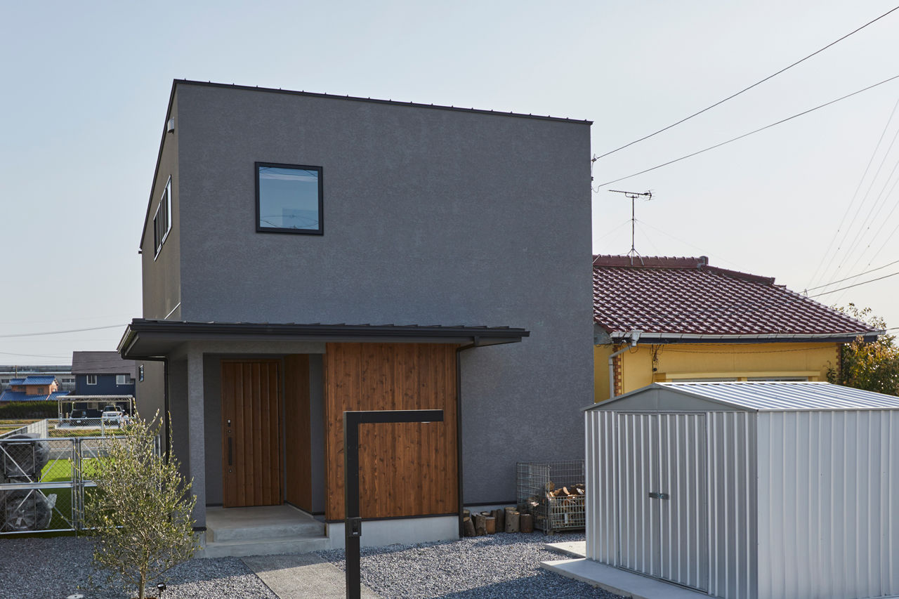 チェックハウス 【30坪台/土間のある家/薪ストーブ/ウッドデッキ】庭から靴のままリビングへ。平屋に見える2階建ての建築実例画像3