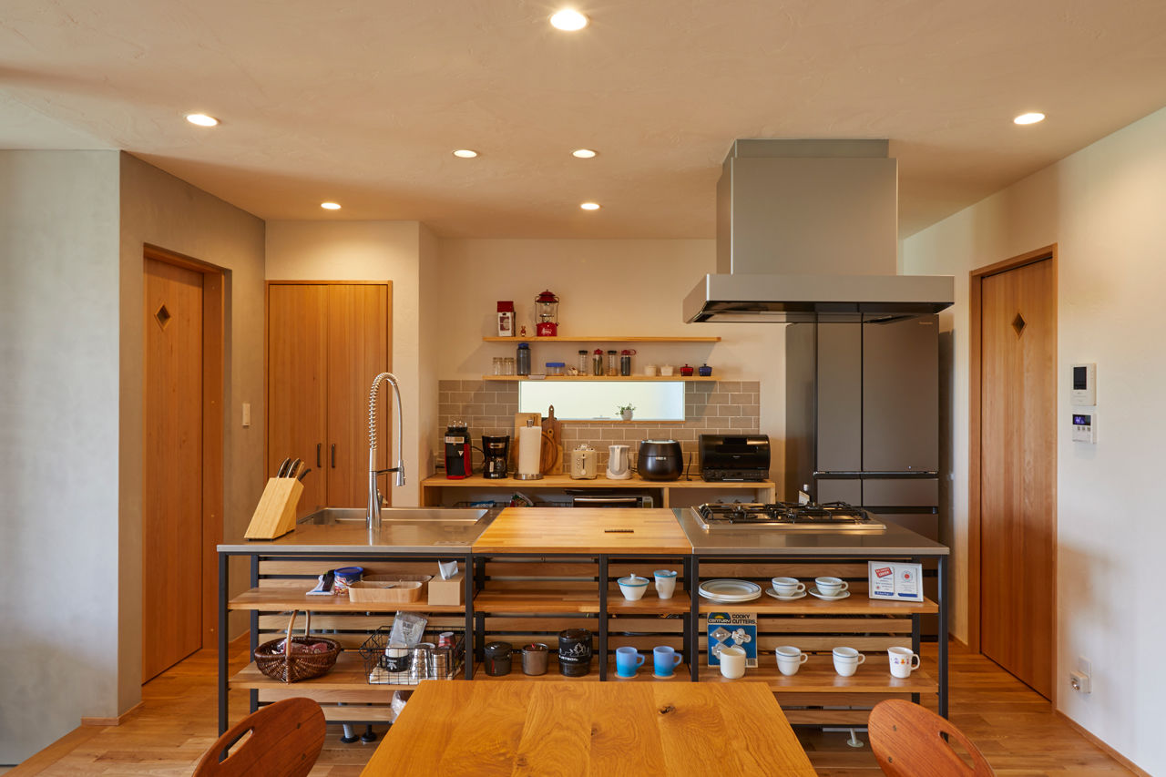 チェックハウス 【30坪台/土間のある家/薪ストーブ/ウッドデッキ】庭から靴のままリビングへ。平屋に見える2階建ての建築実例画像4