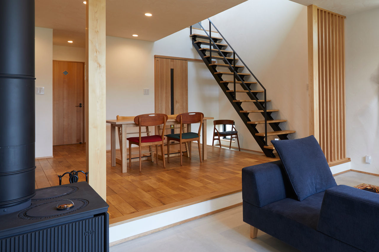 チェックハウス 【30坪台/土間のある家/薪ストーブ/ウッドデッキ】庭から靴のままリビングへ。平屋に見える2階建ての建築実例画像5