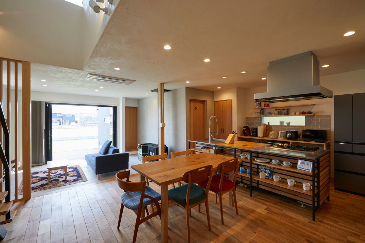 チェックハウス 【30坪台/土間のある家/薪ストーブ/ウッドデッキ】庭から靴のままリビングへ。平屋に見える2階建ての建築実例画像6