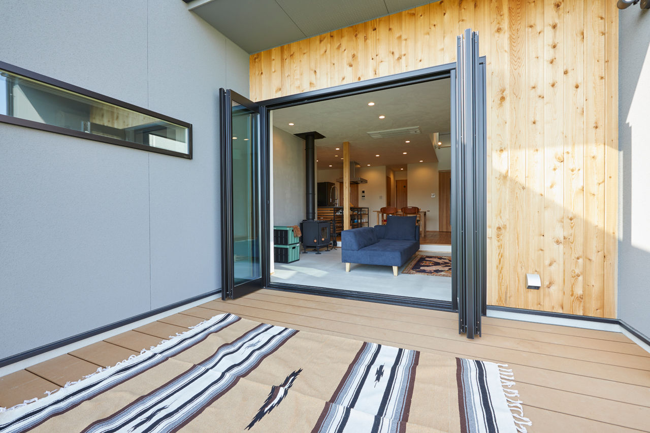 チェックハウス 【30坪台/土間のある家/薪ストーブ/ウッドデッキ】庭から靴のままリビングへ。平屋に見える2階建ての建築実例画像7