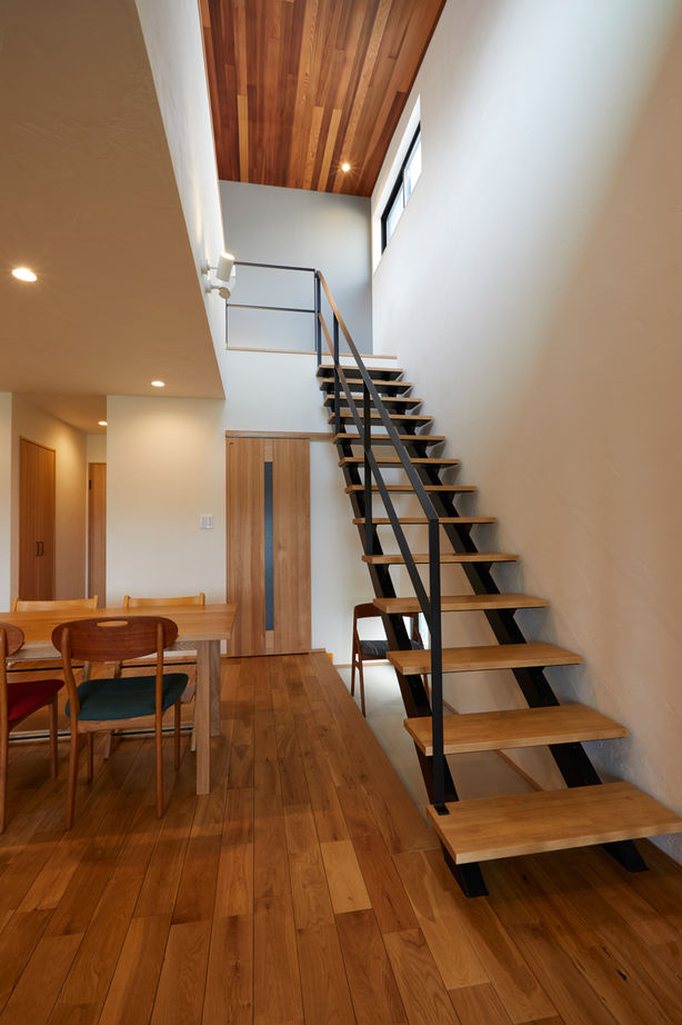 チェックハウス 【30坪台/土間のある家/薪ストーブ/ウッドデッキ】庭から靴のままリビングへ。平屋に見える2階建ての建築実例画像8