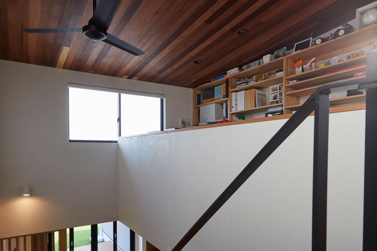 チェックハウス 【30坪台/土間のある家/薪ストーブ/ウッドデッキ】庭から靴のままリビングへ。平屋に見える2階建ての建築実例画像9