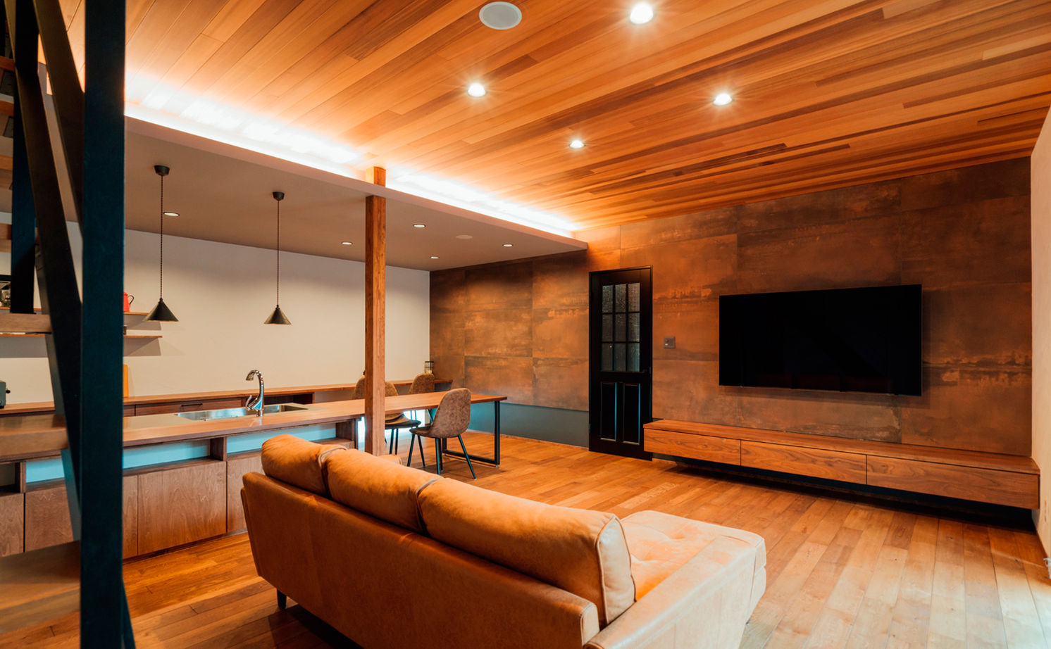 チェックハウス 【平屋/30坪/コの字/中庭】鉄骨階段が使いたくて平屋に小屋裏をプラス。「カフェみたいな家になりました」の建築実例画像2