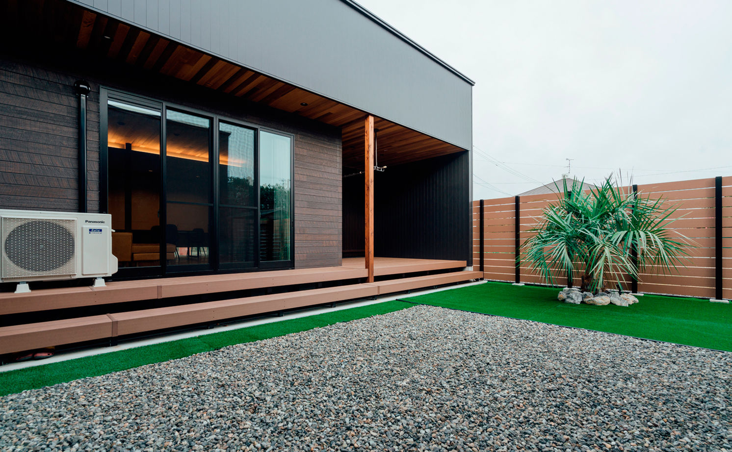 チェックハウス 【平屋/30坪/コの字/中庭】鉄骨階段が使いたくて平屋に小屋裏をプラス。「カフェみたいな家になりました」の建築実例画像4