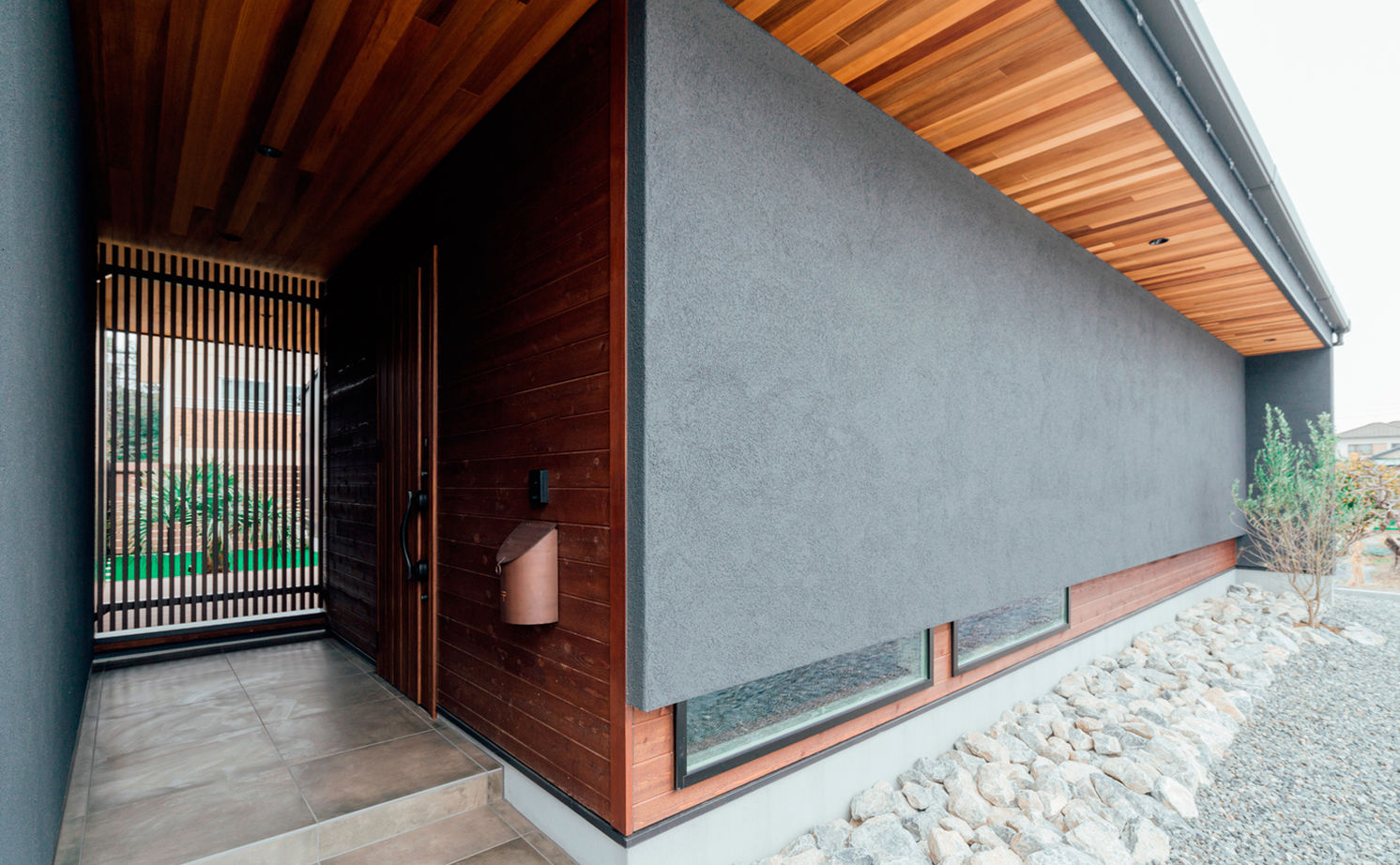 チェックハウス 【平屋/30坪/コの字/中庭】鉄骨階段が使いたくて平屋に小屋裏をプラス。「カフェみたいな家になりました」の建築実例画像9