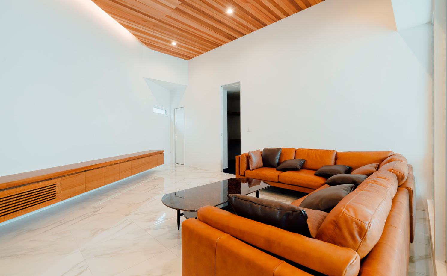 チェックハウス 【平屋/インナーガレージ/中庭/コの字】隣の家も車通りも気にならない、愛車が眺められるリゾートな家の建築実例画像3