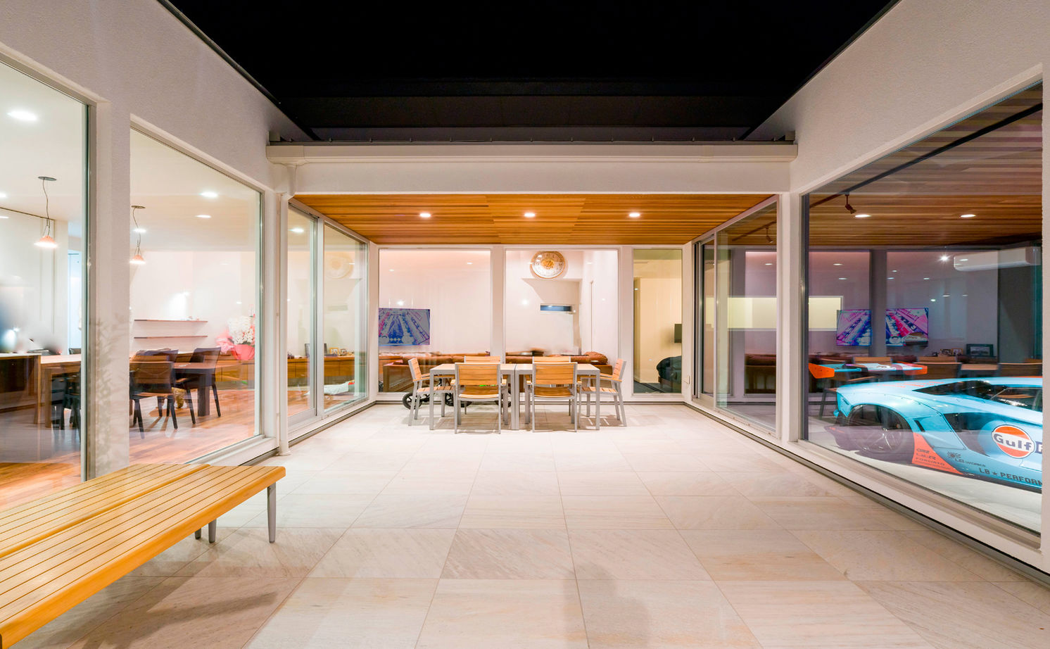 チェックハウス 【平屋/インナーガレージ/中庭/コの字】隣の家も車通りも気にならない、愛車が眺められるリゾートな家の建築実例画像5