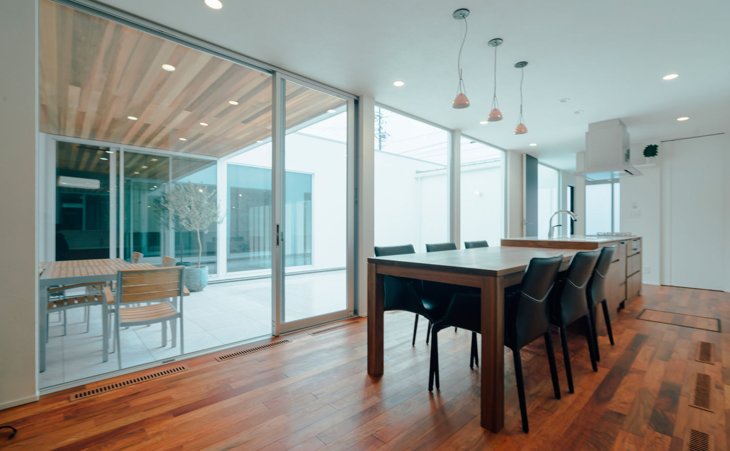 チェックハウス 【平屋/インナーガレージ/中庭/コの字】隣の家も車通りも気にならない、愛車が眺められるリゾートな家の建築実例画像6