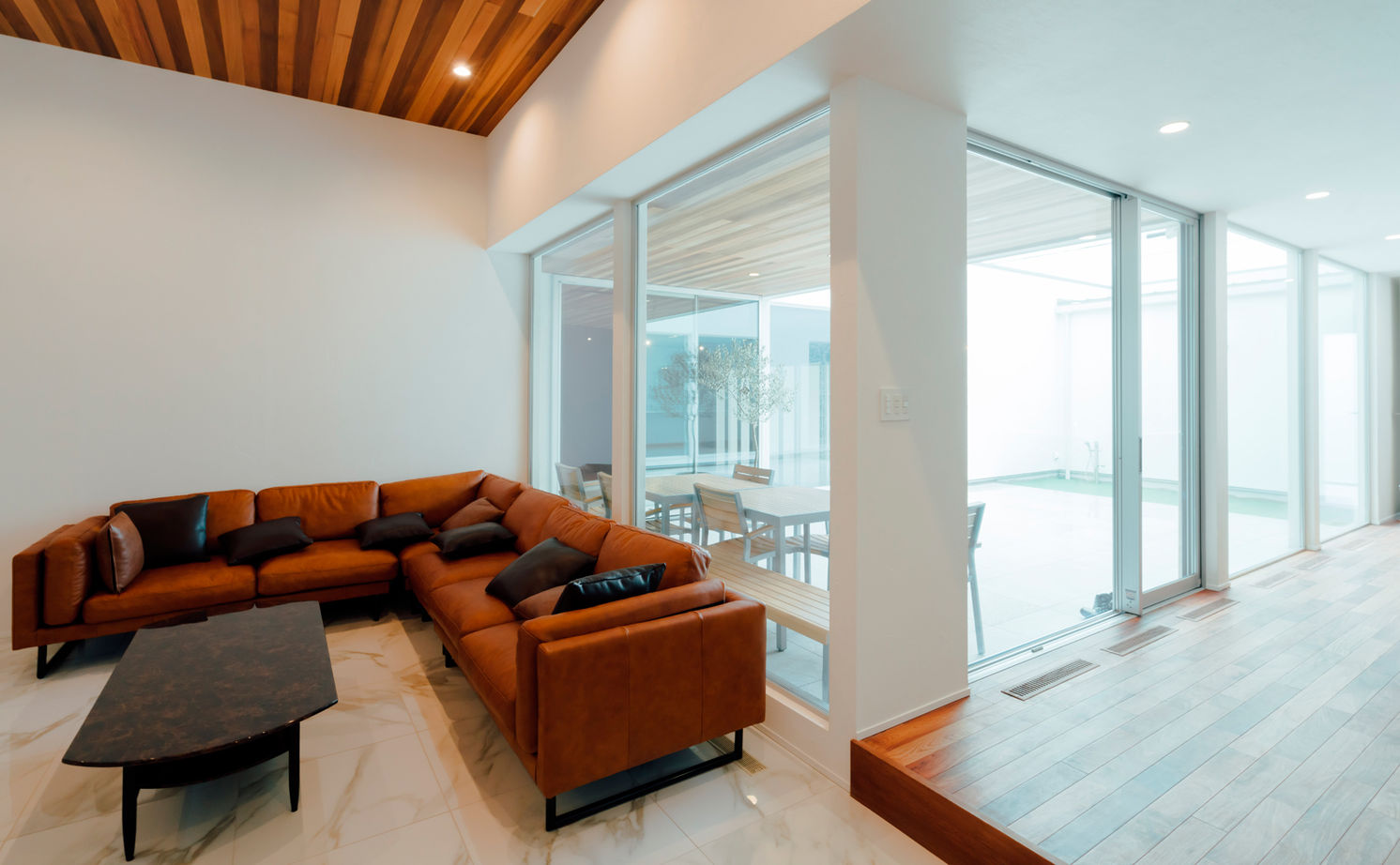 チェックハウス 【平屋/インナーガレージ/中庭/コの字】隣の家も車通りも気にならない、愛車が眺められるリゾートな家の建築実例画像7