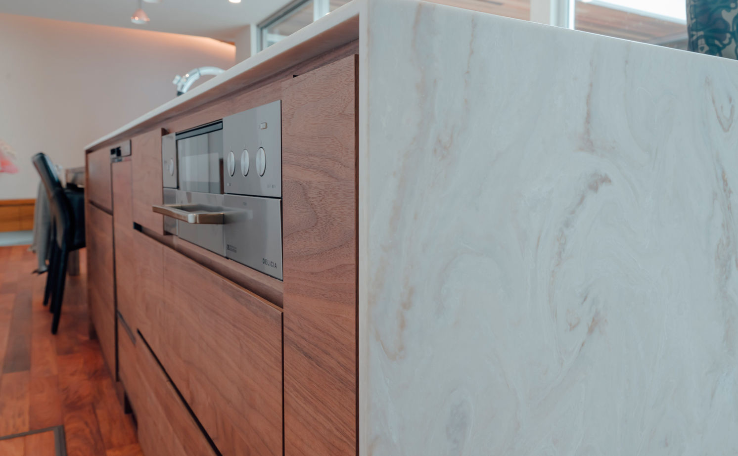 チェックハウス 【平屋/インナーガレージ/中庭/コの字】隣の家も車通りも気にならない、愛車が眺められるリゾートな家の建築実例画像8