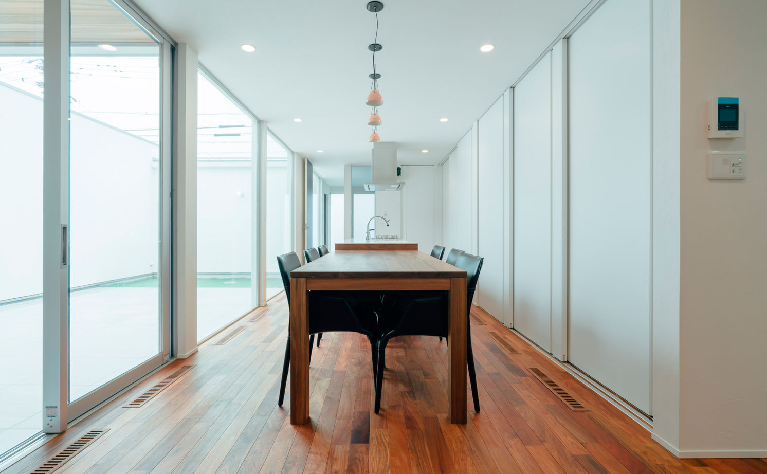 チェックハウス 【平屋/インナーガレージ/中庭/コの字】隣の家も車通りも気にならない、愛車が眺められるリゾートな家の建築実例画像9