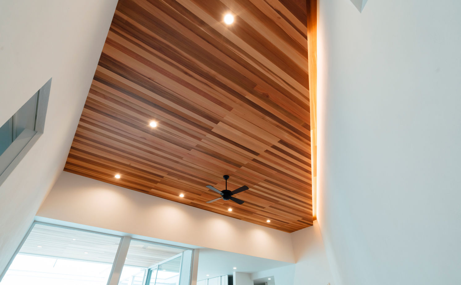 チェックハウス 【平屋/インナーガレージ/中庭/コの字】隣の家も車通りも気にならない、愛車が眺められるリゾートな家の建築実例画像10