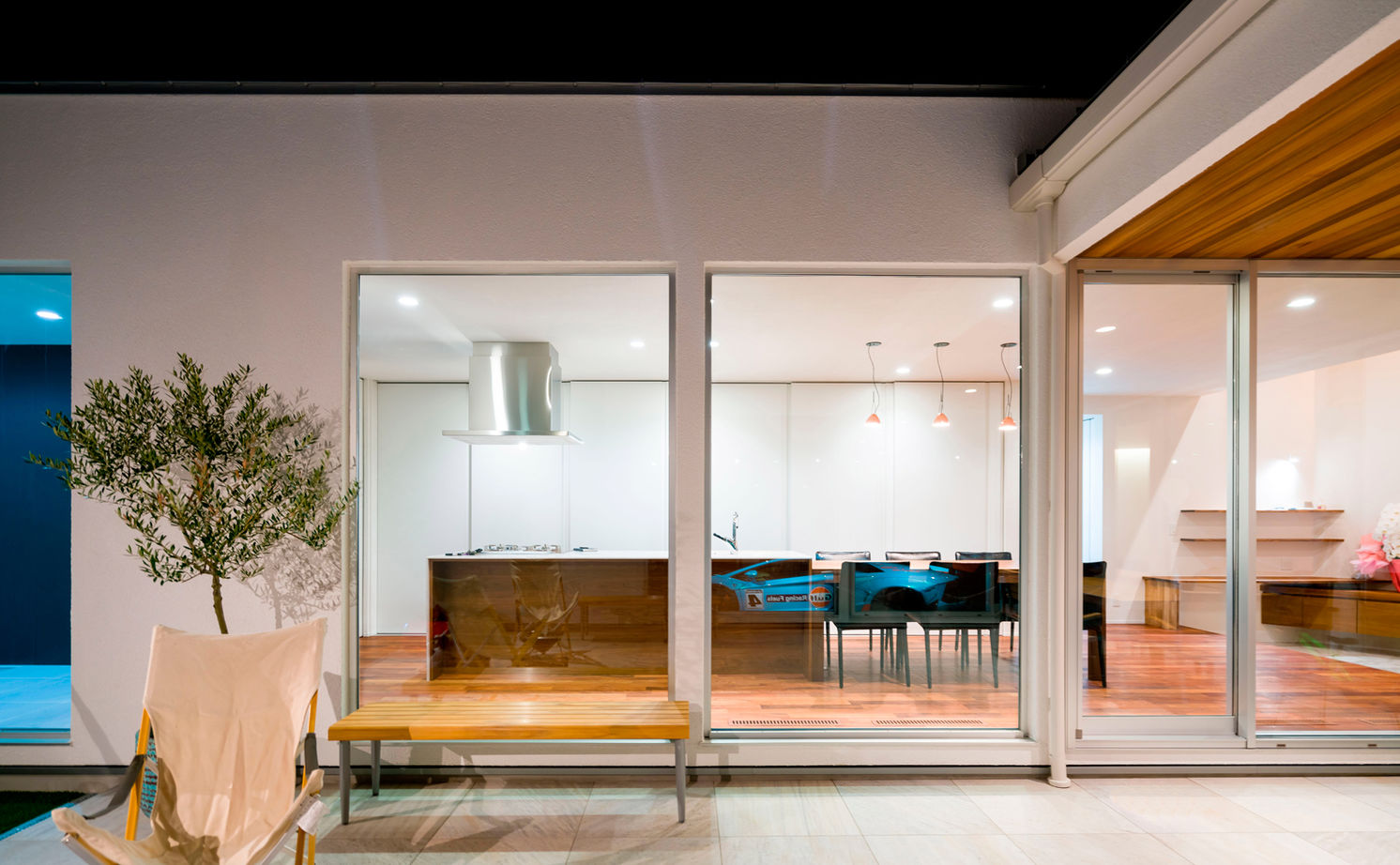 チェックハウス 【平屋/インナーガレージ/中庭/コの字】隣の家も車通りも気にならない、愛車が眺められるリゾートな家の建築実例画像11