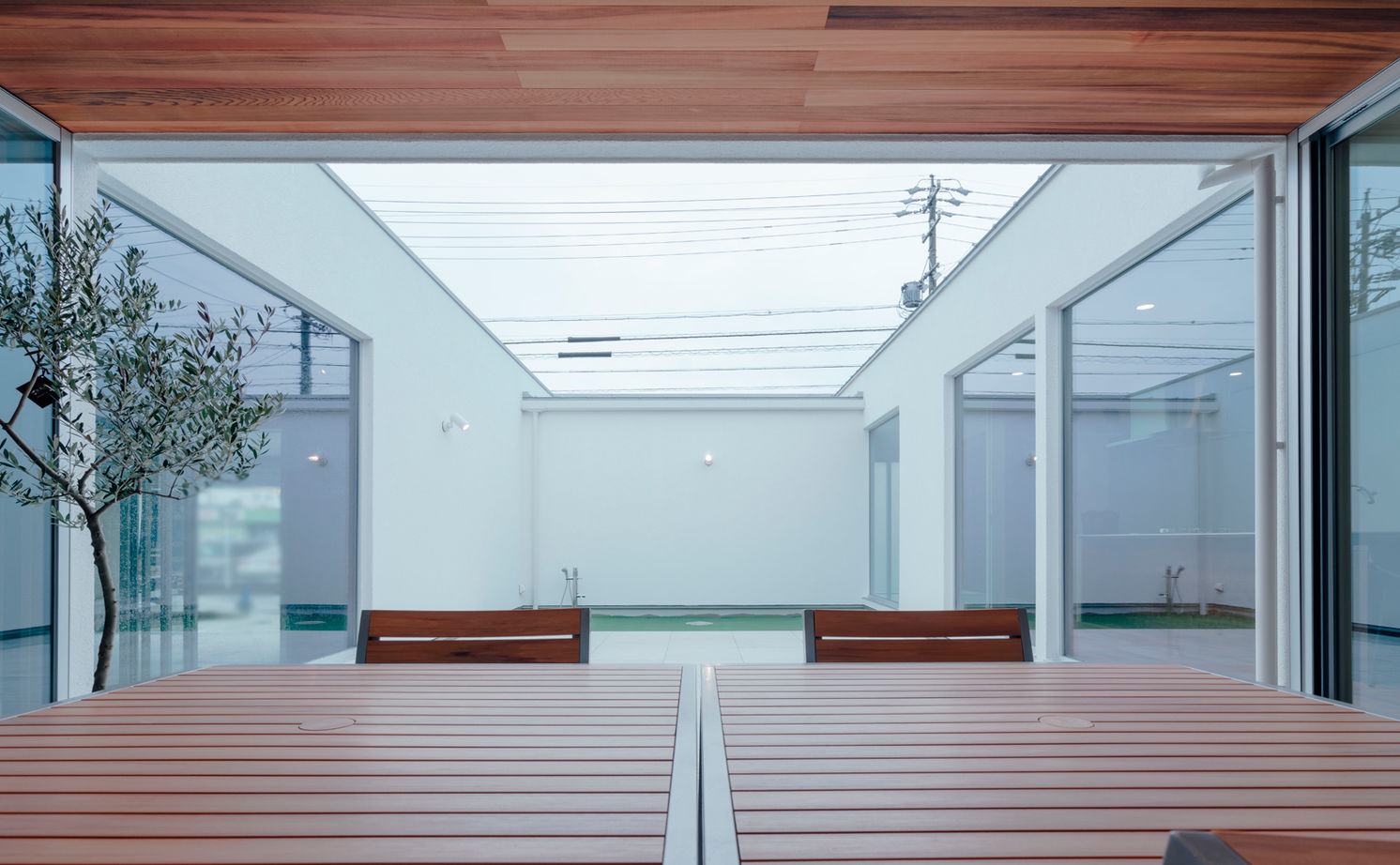 チェックハウス 【平屋/インナーガレージ/中庭/コの字】隣の家も車通りも気にならない、愛車が眺められるリゾートな家の建築実例画像12