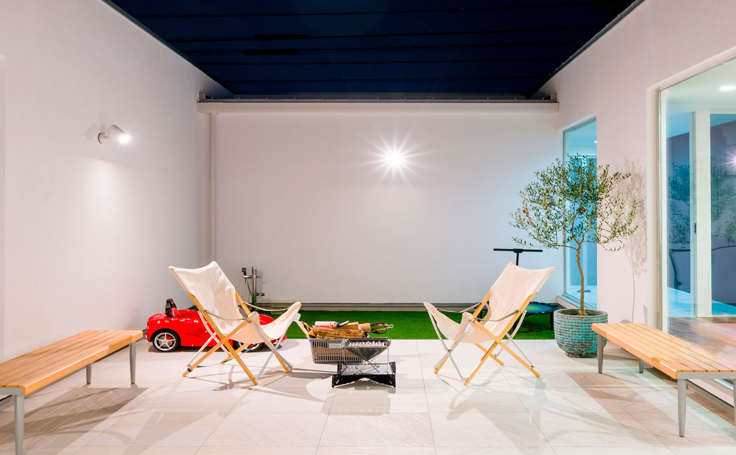 チェックハウス 【平屋/インナーガレージ/中庭/コの字】隣の家も車通りも気にならない、愛車が眺められるリゾートな家の建築実例画像13