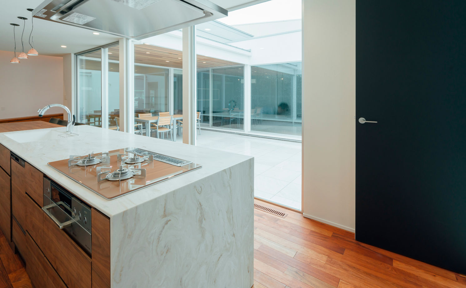 チェックハウス 【平屋/インナーガレージ/中庭/コの字】隣の家も車通りも気にならない、愛車が眺められるリゾートな家の建築実例画像14